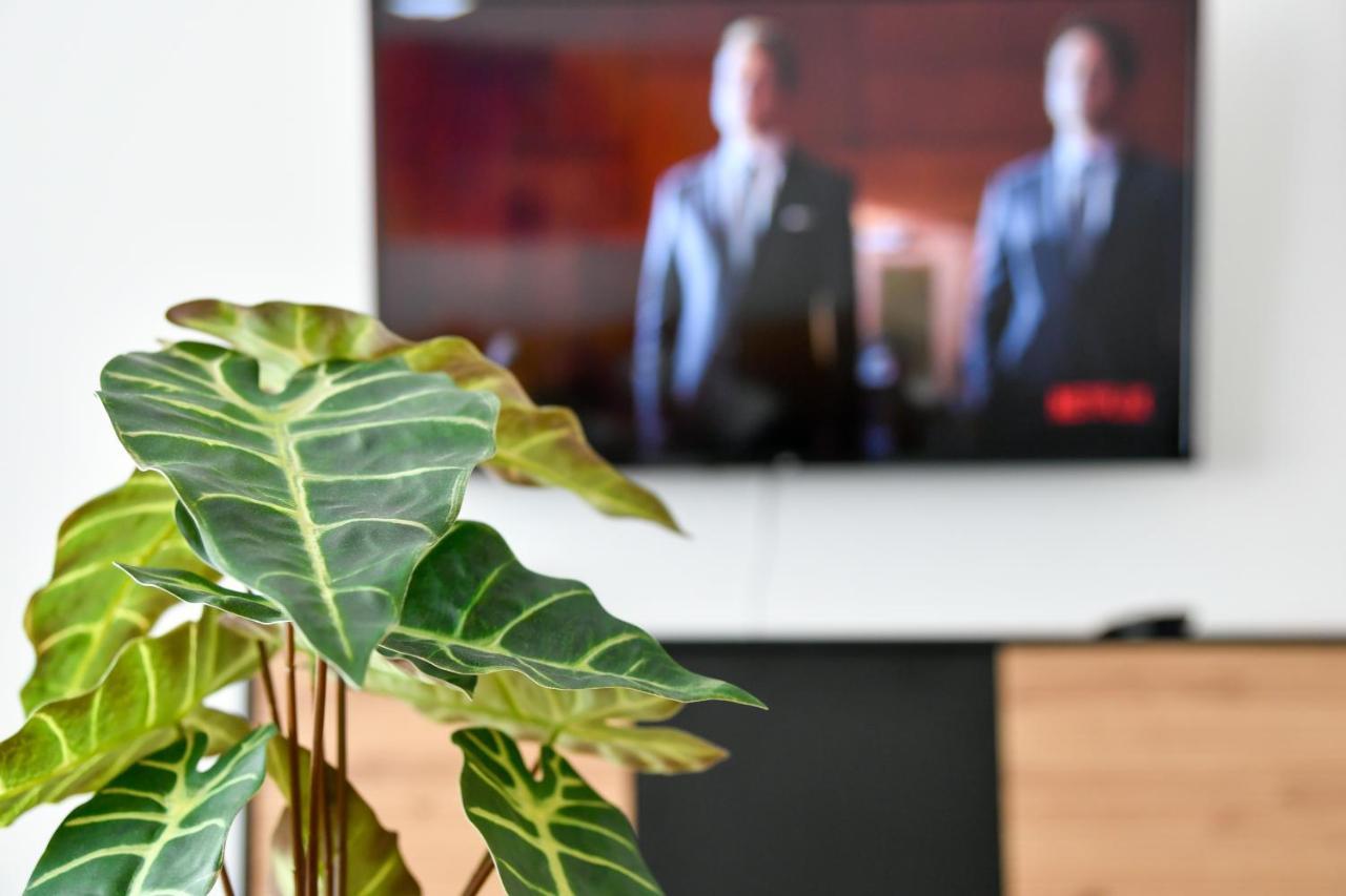 Ferienwohnungen Am Theater - Modern, Zentral Und Ruhig Mit Kueche, Waschtrockner, Netflix, Wlan Und Parkplatz- 2 Zimmer, 52 Qm 科特布斯 外观 照片